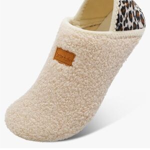 Scurtain Unisex Adults Rubber Sole Slippers‎ Beige with Leopard Accent
